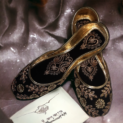 Black & Golden Embroidered Khussa – Elegant Traditional Punjabi Jutti