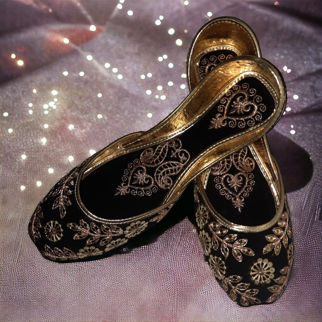 Black & Golden Embroidered Khussa – Elegant Traditional Punjabi Jutti