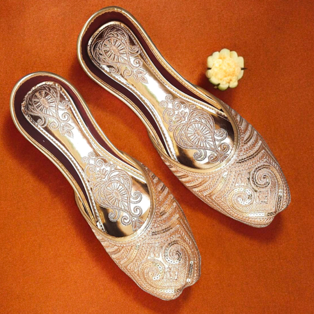 Golden Embroidered Khussa – Elegant Traditional Punjabi Jutti