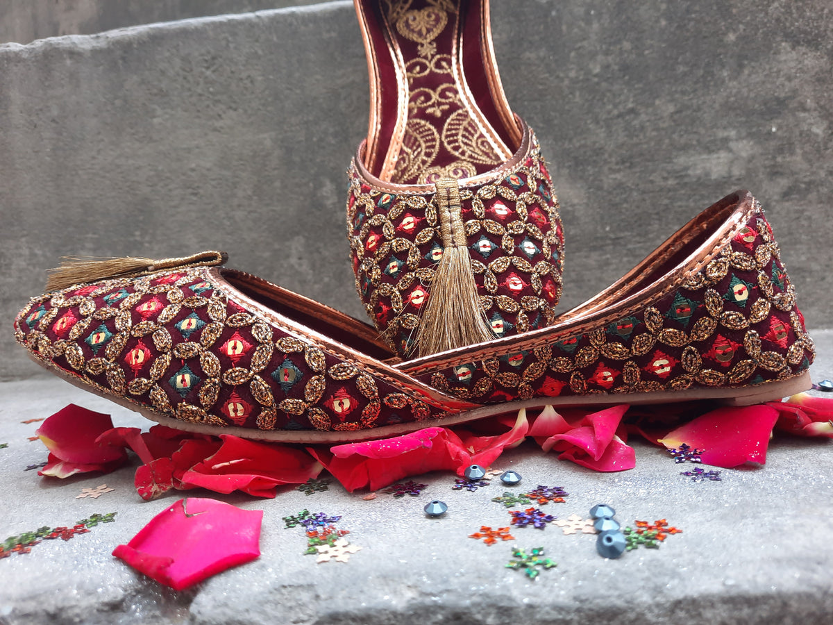Maroon & Golden Embroidered Khussa – Elegant Traditional Punjabi Jutti