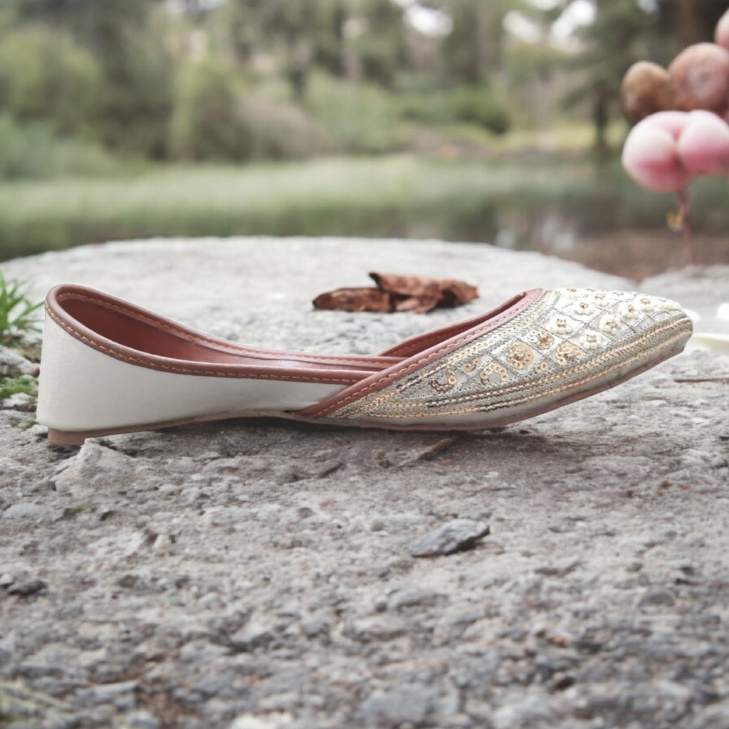 Pearl White Embroidered Khussa – Elegant Traditional Punjabi Jutti