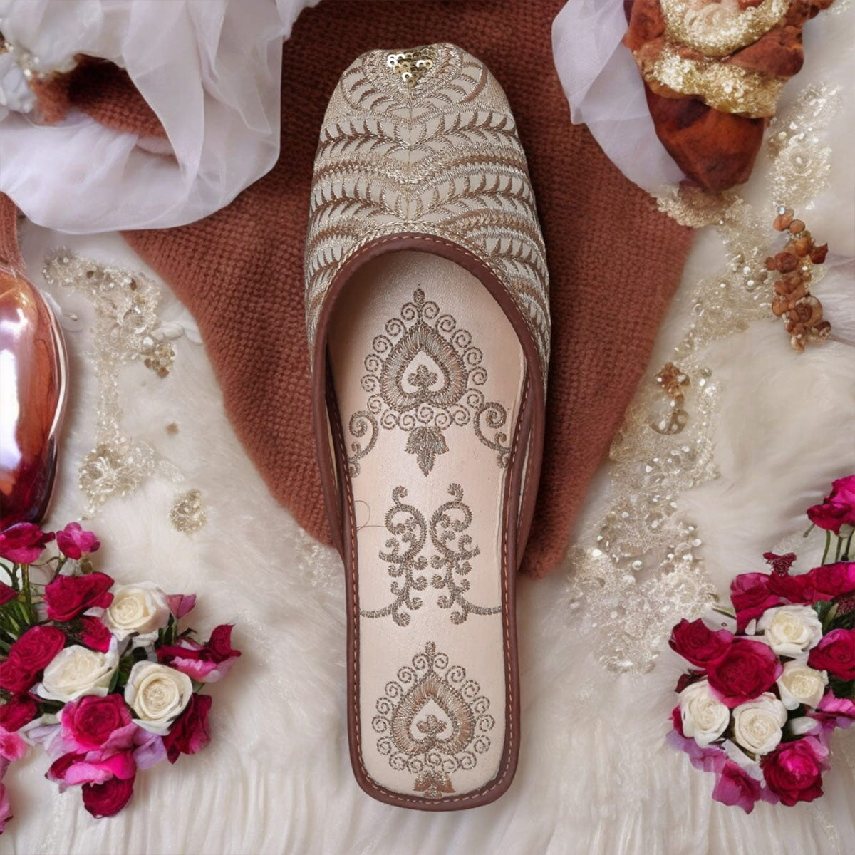 Ivory White & Golden Embroidered Khussa – Elegant Traditional Jutti