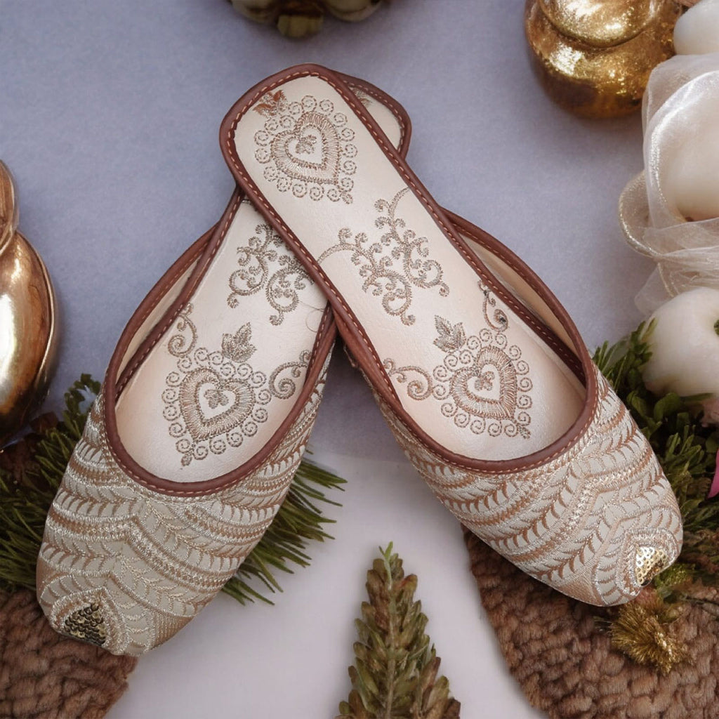 Ivory White & Golden Embroidered Khussa – Elegant Traditional Jutti