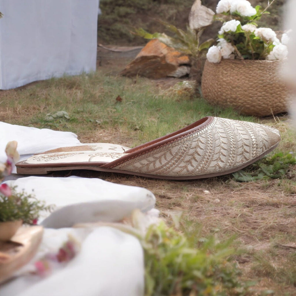 Ivory White & Golden Embroidered Khussa – Elegant Traditional Jutti