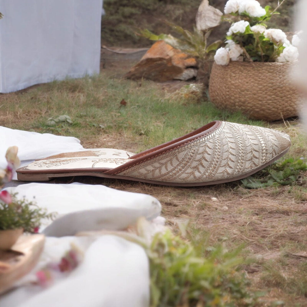 Ivory White & Golden Embroidered Khussa – Elegant Traditional Jutti