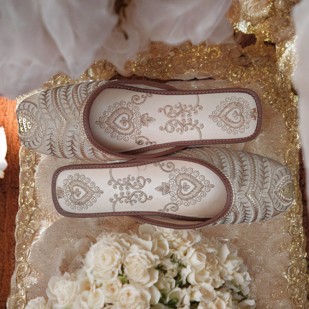 Ivory White & Golden Embroidered Khussa – Elegant Traditional Jutti